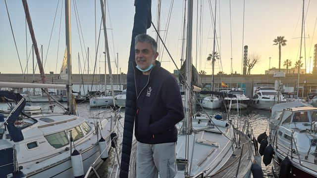 Gonzalo Ferrer, apoyado en el mástil de su embarcación en el Port Olímpic este jueves / GUILLEM ANDRÉS