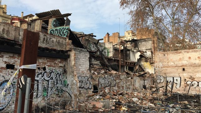 Construcción con amianto destrozada junto a los centros educativos de Glòries / METRÓPOLI - RP