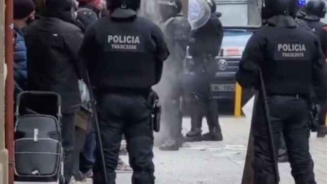 Mossos d'Esquadra reciben una lluvia de harina durante un desahucio en Barcelona