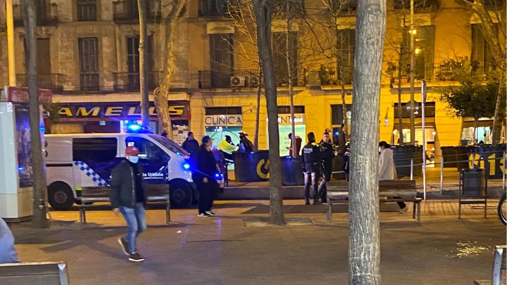 Agents de la Guàrdia Urbana a la ronda de Sant Antoni / PLATAFORMA D'AFECTATS PER LA LLOSA DE SANT ANTONI