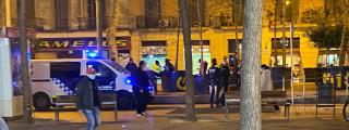 Agentes de la Guardia Urbana en la ronda de Sant Antoni / PLATAFORMA D'AFECTATS PER LA LLOSA DE SANT ANTONI