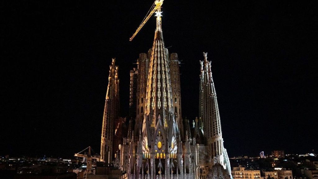 Estrella il·luminada de la Sagrada Família de Barcelona / PAU VENTEO - EUROPA PRESS