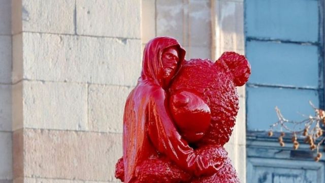 Escultura contra el esclavismo creada por James Colomina / TWITTER