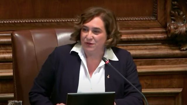 Colau, que declarará ante el juez el viernes, en el pleno del Ayuntamiento / AYUNTAMIENTO DE BARCELONA
