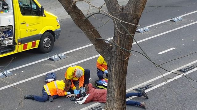 Imagen de archivo de un accidente en un carril bici de Barcelona / METRÓPOLI