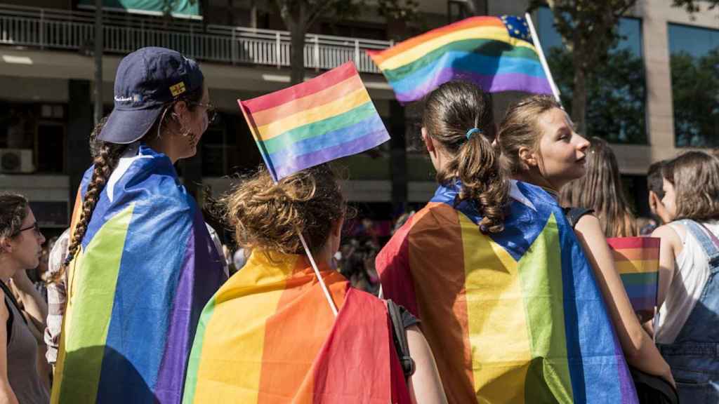 Un grupo de jóvenes protesta contra los delitos de odio y discriminación contra el colectivo LGTBI