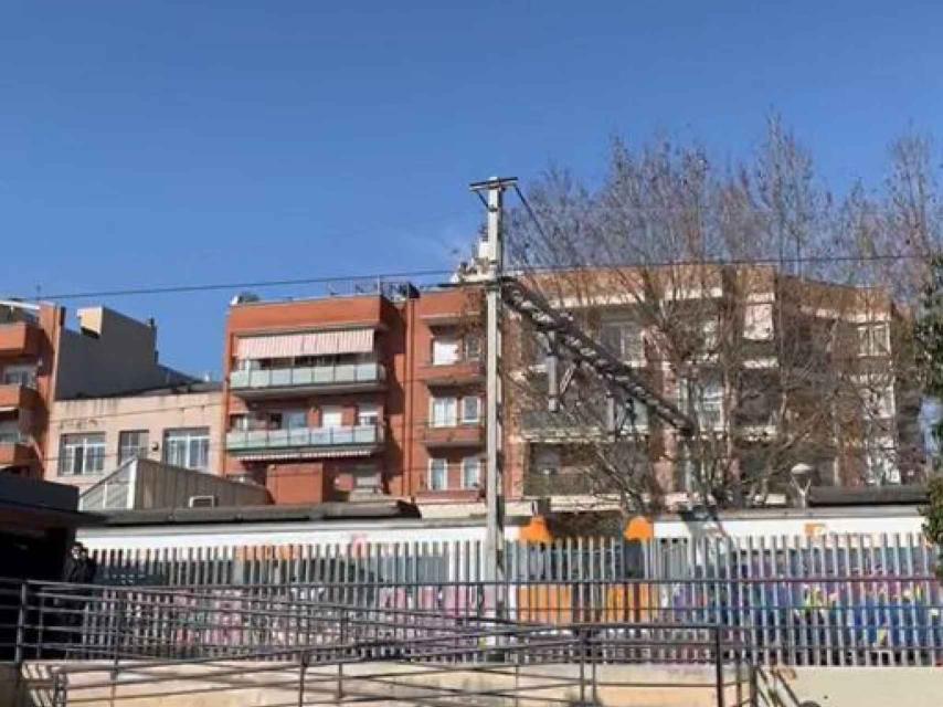 El pas del tren de la R1 de Rodalies per Sant Adrià / METRÓPOLI