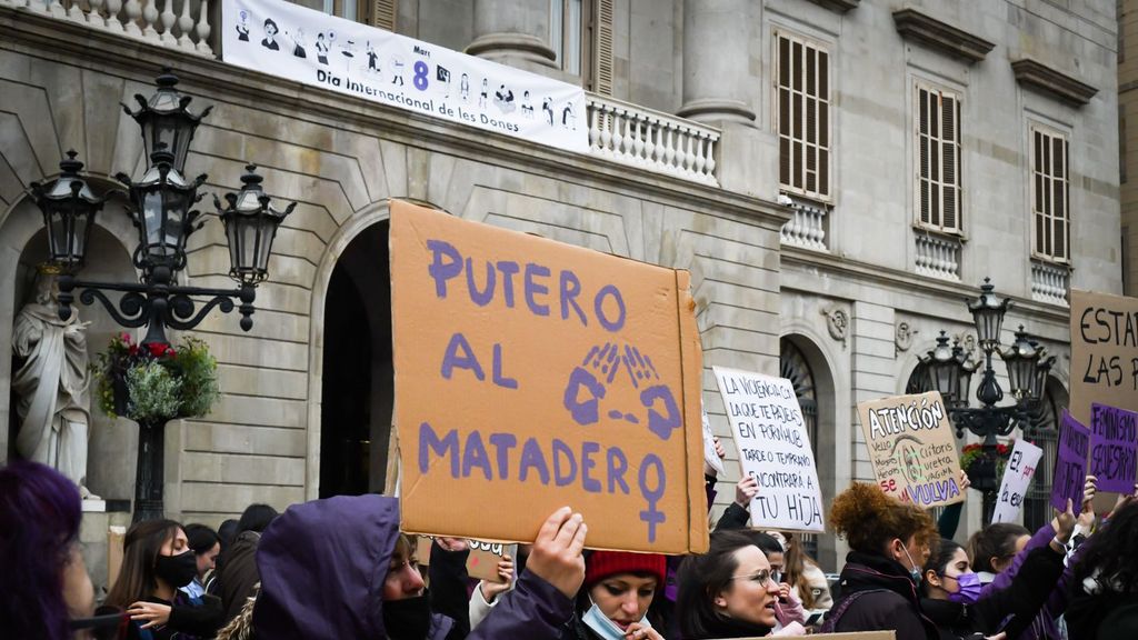 Manifestantes en la concentración abolicionista de este 8M, que han apuntado directamente a Colau / LUIS MIGUEL AÑÓN (MA)