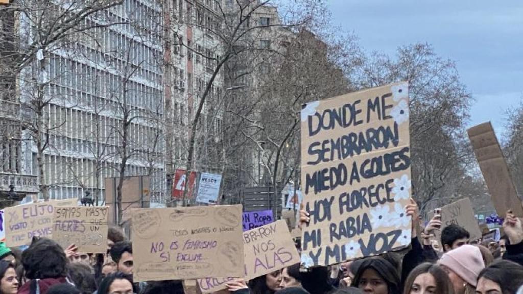 Pancartes de la protesta feminista del 8M a Barcelona / METRÒPOLI
