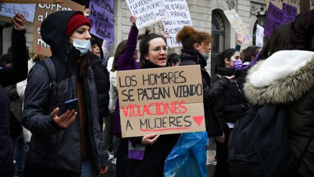 Manifestacion abolicionista del 8M en la plaza de Sant Jaume / LUIS MIGUEL AÑÓN - METRÓPOLI