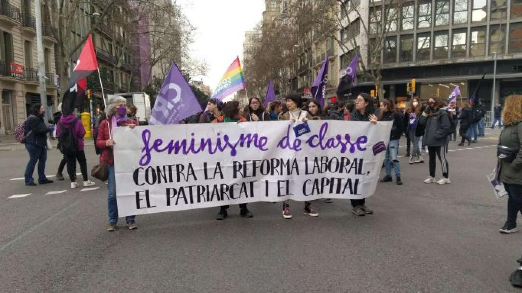 Corte de tráfico en la plaza Urquinaona con motivo de la huelga del 8M / METRÓPOLI
