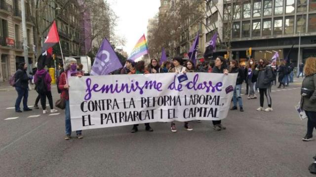 Corte de tráfico en la plaza Urquinaona con motivo de la huelga del 8M / METRÓPOLI
