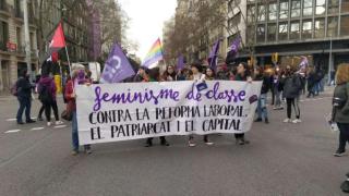 Corte de tráfico en la plaza Urquinaona con motivo de la huelga del 8M / METRÓPOLI