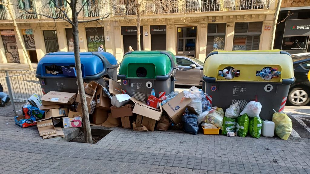 Brossa amuntegada al carrer Provença amb Pau Claris / CEDIDA