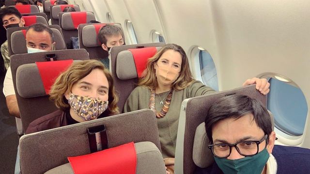 Ada Colau, Gerardo Pisarello y Candela López en un avión de Iberia hacia Santiago de Chile / INSTAGRAM