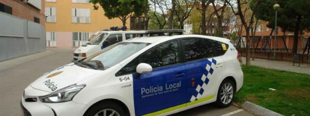 Un cotxe de la Policia Local de Sant Adrià de Besòs a l'exterior de la comissaria / POLICIA LOCAL SANT ADRIÀ