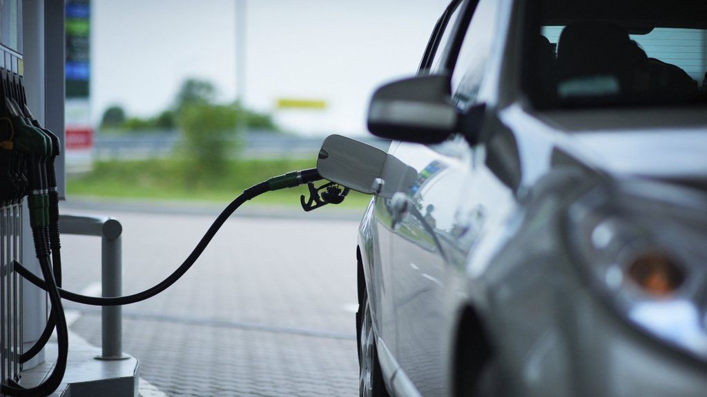 Un vehículo reposta en una gasolinera en Barcelona / RACC