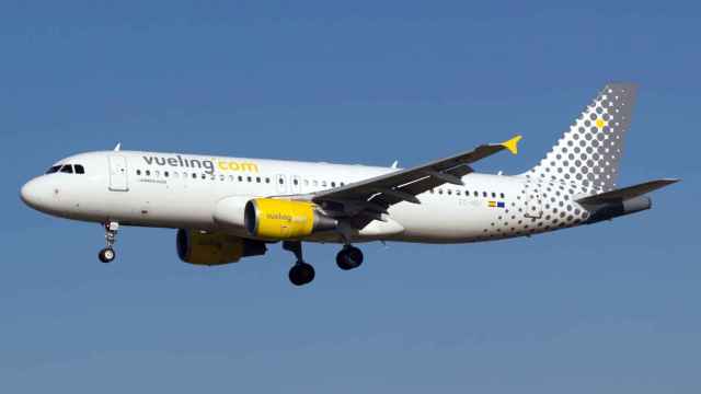 Avión de Vueling volando en una imagen de archivo