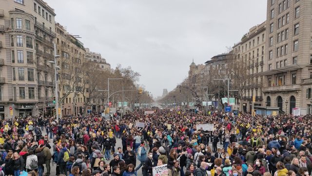 Miles de profesores se manifiestan este martes en contra del adelanto escolar / TWITTER