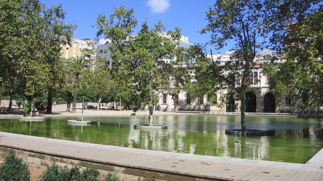 Estanque de los jardines del Baix Guinardó de Barcelona, donde se ubicará el mercado de la Estrella / ARCHIVO