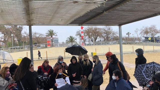 Concentración en protesta por el acceso libre a las playas para las personas que tienen diversidad funcional / TWITTER