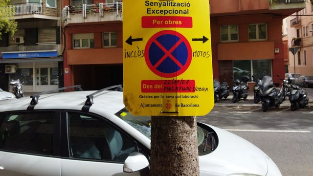 La señal que veta el aparcamiento desde hace cuatro meses por obras cuando no hay obras / METRÓPOLI - JORDI SUBIRANA