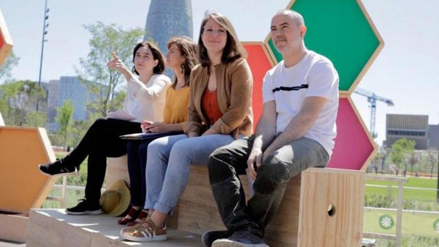 Eloi Badia y Janet Sanz con la alcaldesa Ada Colau, en un acto de los comunes en Barcelona / CG