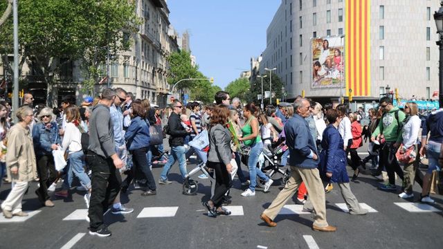 Peatones en el centro de Barcelona un día de Sant Jordi / AYUNTAMIENTO DE BARCELONA