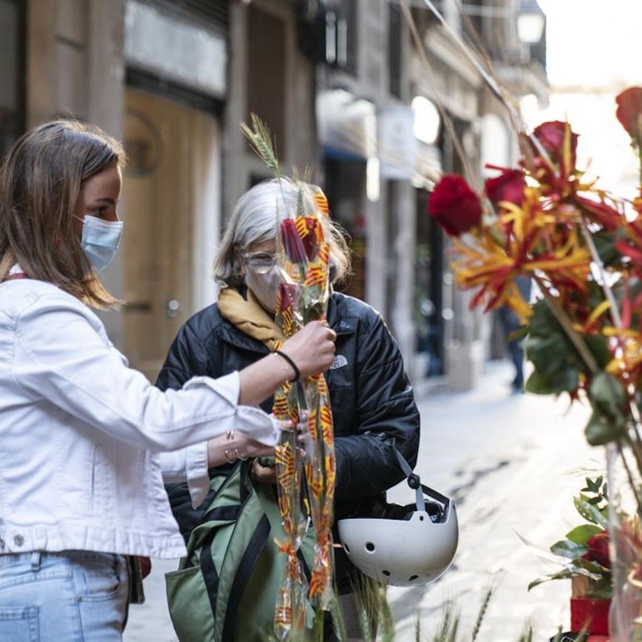 Una mujer compra una rosa por Sant Jordi / AYUNTAMIENTO DE BARCELONA