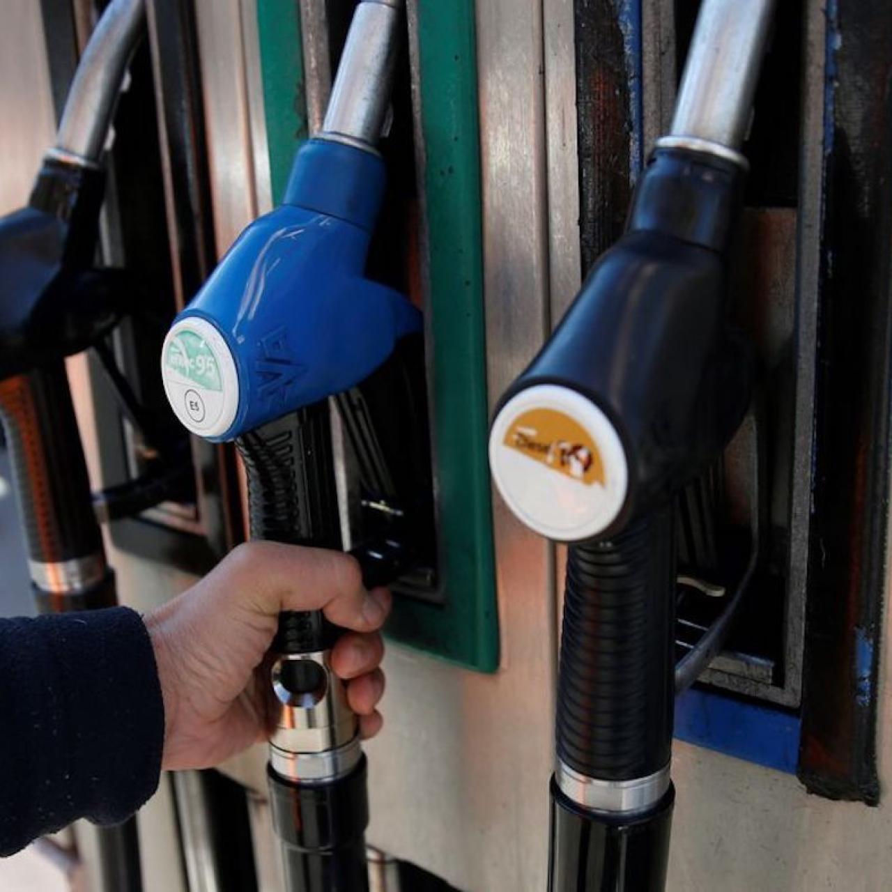 Un hombre a punto de poner gasolina a su vehículo en una gasolinera de Barcelona