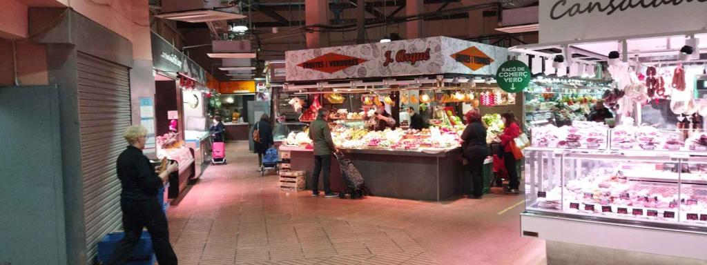 Interior del mercat de l'Estrella, a Gràcia / METRÓPOLI - JORDI SUBIRANA