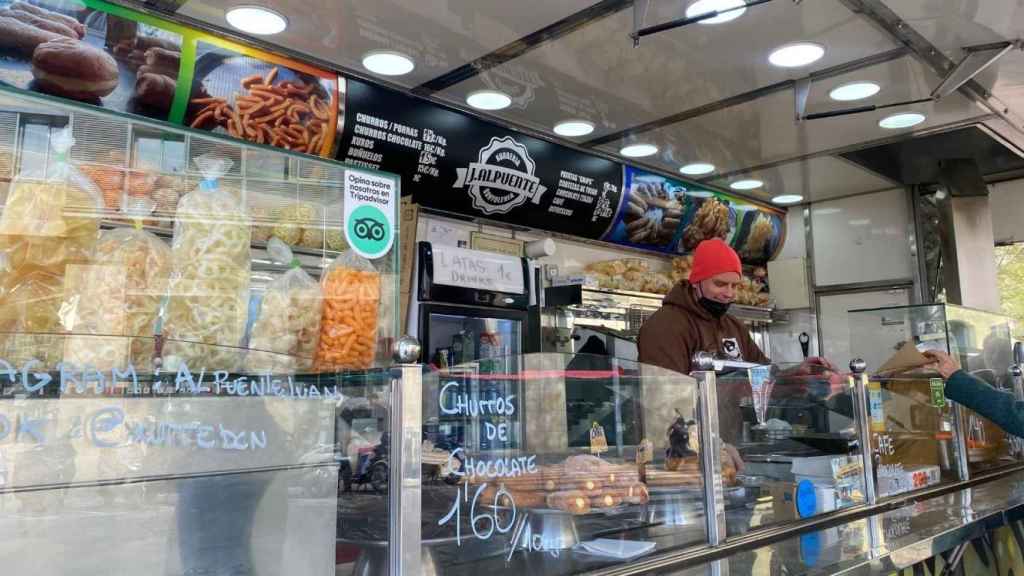 Juan Alpuente trabajando en su churrería histórica de Barcelona