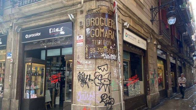 Exterior de la Gomara (Elias Decoración), la droguería más antigua de Barcelona que está obligada a cerrar por el alquiler abusivo / METRÓPOLI