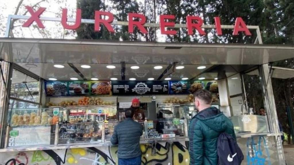 Clientes esperan para ser atendidos en la churrería Alpuente / METRÓPOLI