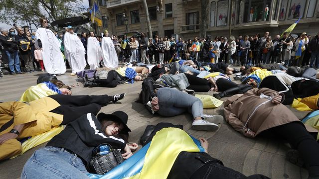 Un grupo de ucranianos escenifica la matanza de Bucha en la Rambla / EFE