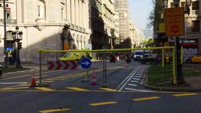 El tráfico cortado de subida por vía Laietana, a la altura de la plaza de Antoni Maura / METRÓPOLI - JORDI SUBIRANA
