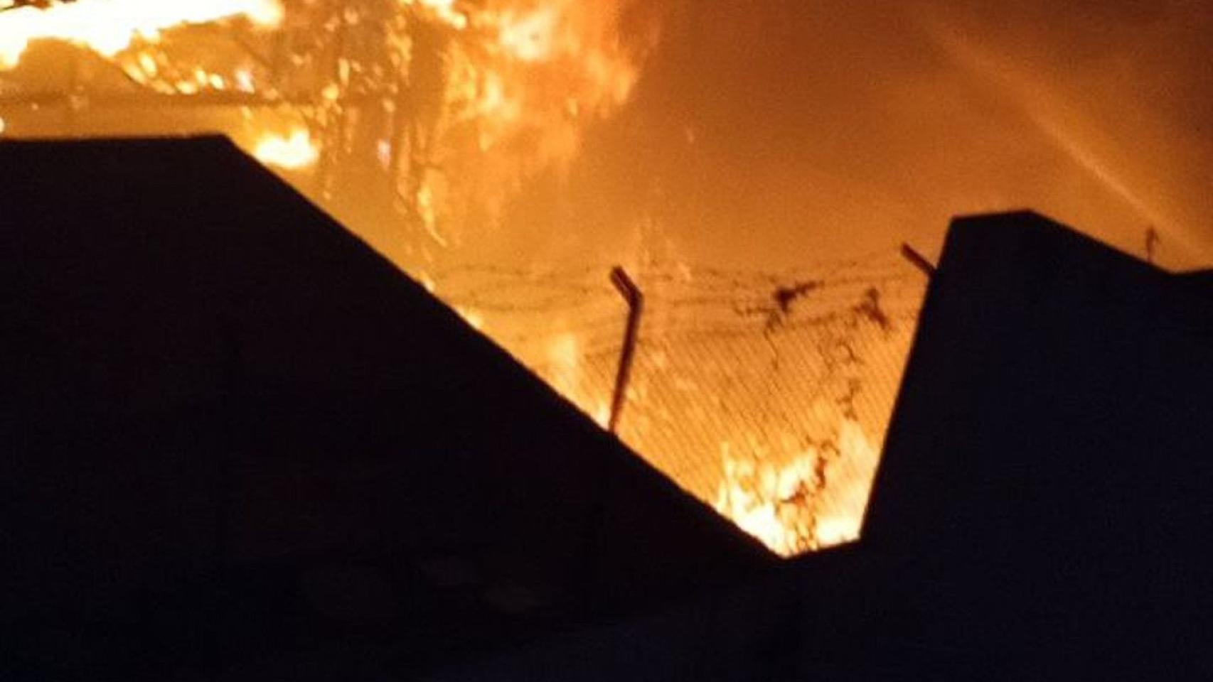 Llamas de fuego durante el incendio de la antigua fábrica de Naipes Comas de L'Hospitalet / BOMBERS