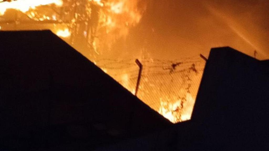 Llamas de fuego durante el incendio de la antigua fábrica de Naipes Comas de L'Hospitalet / BOMBERS