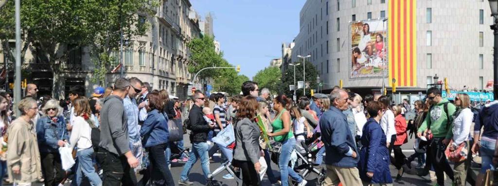 Molta gent passeja pel centre de Barcelona en una imatge d'arxiu / AJUNTAMENT DE BARCELONA