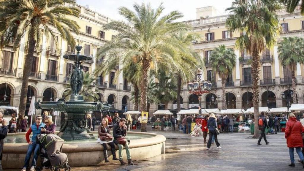 La plaza Real de Barcelona repleta de turistas
