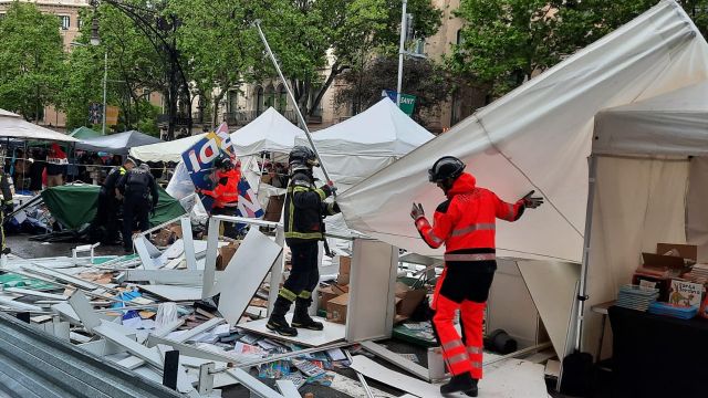 Desastre ocasionado en las paradas de libros por el viento en la 'superilla' literaria / CEDIDA