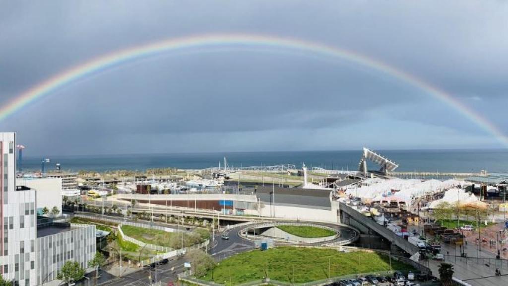 Arc de Sant Martí creuant el cel de Barcelona sobre el mar / TWITTER - @ElsaGimnez