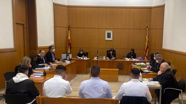 Imagen de los cuatro acusados durante la sesión del juicio, a día 26 de abril de 2022 / EUROPA PRESS