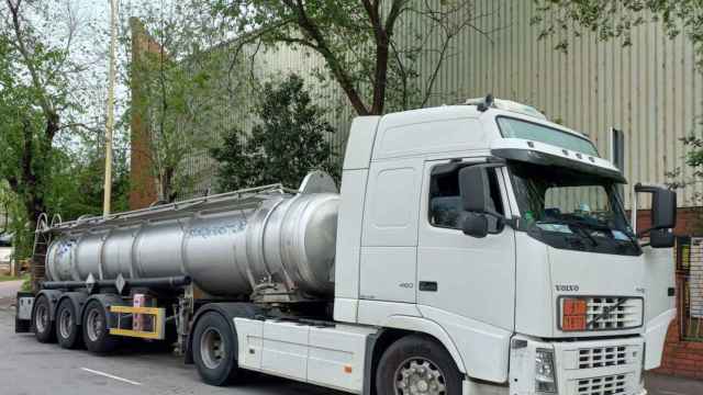 Este es el camión cisterna con mercancía peligrosa que conducía el camionero denunciado / GUARDIA URBANA