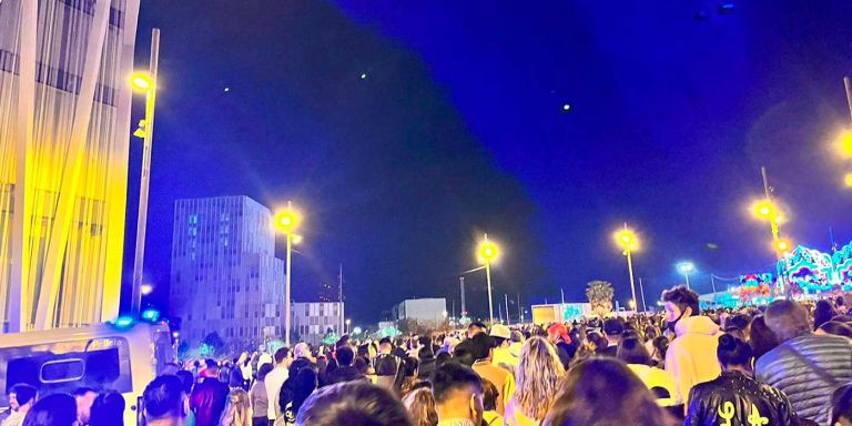 Muchos asistentes en la noche del sábado en la Feria de Abril en el espacio del Fòrum