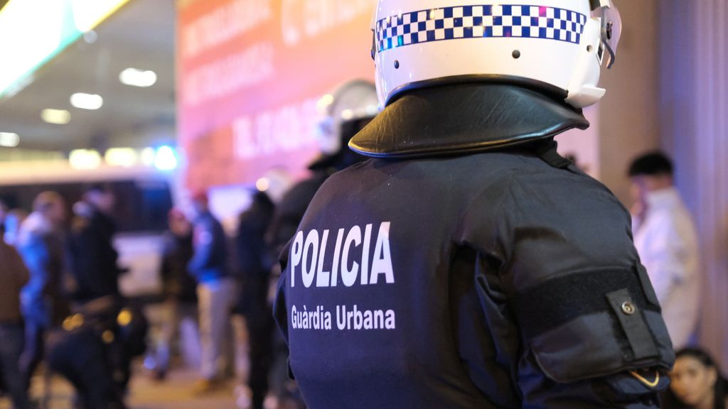Un guàrdia urbà en un operatiu policial