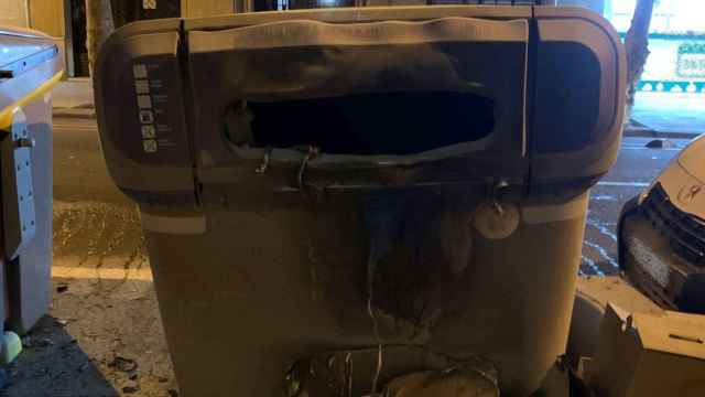 Contenedor quemado en el Eixample por el pirómano detenido / GUARDIA URBANA