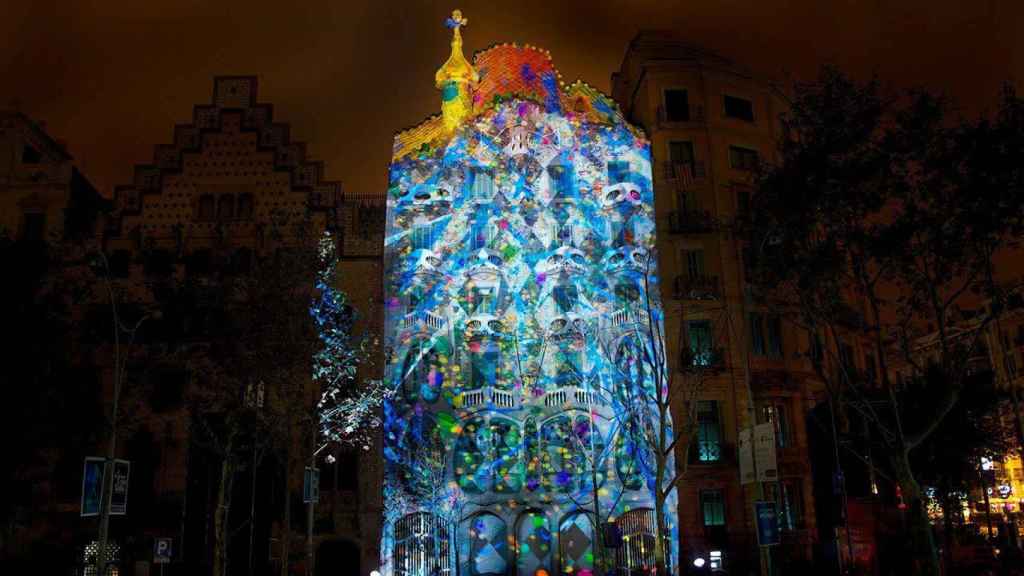 Casa Batlló il·luminada en una imatge d'arxiu  / CASA BATLLÓ
