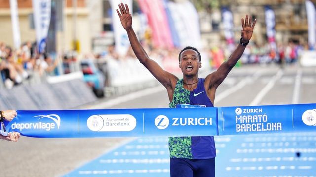 Yihuniligne Adane cruza la meta de la maratón / ZURICH MARATÓ BARCELONA