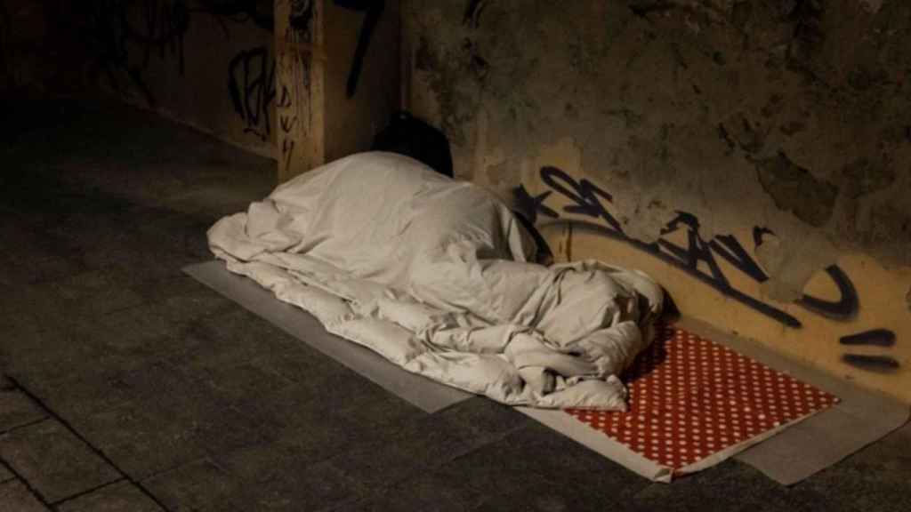 Imatge d'arxiu d'un sintecho dormint al carrer